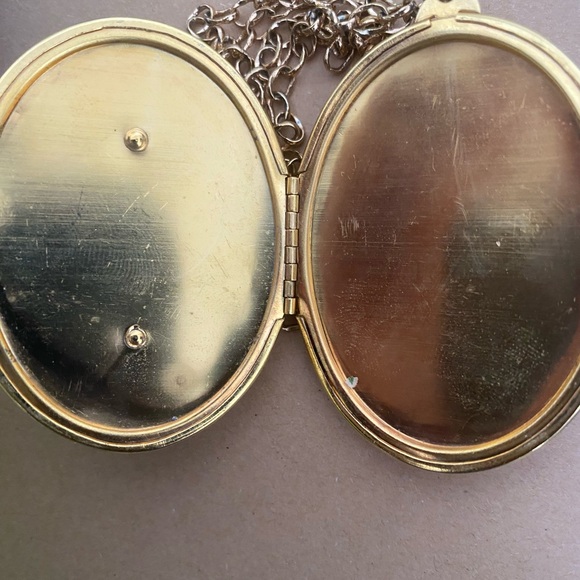 Beautiful gold toned design locket with chain - Picture 3 of 4